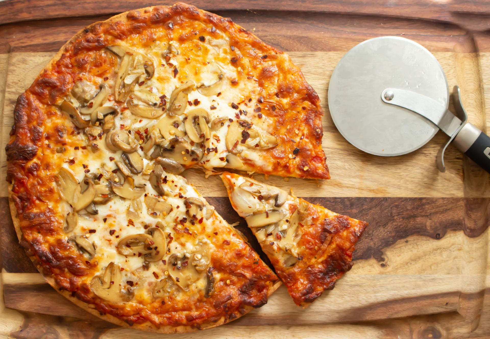 pizza with onions and mushrooms